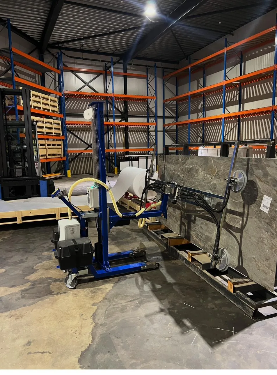 Binnenzijde van het bedrijfspand van HC Afbouw: magazijn met keramische platen en heftruck