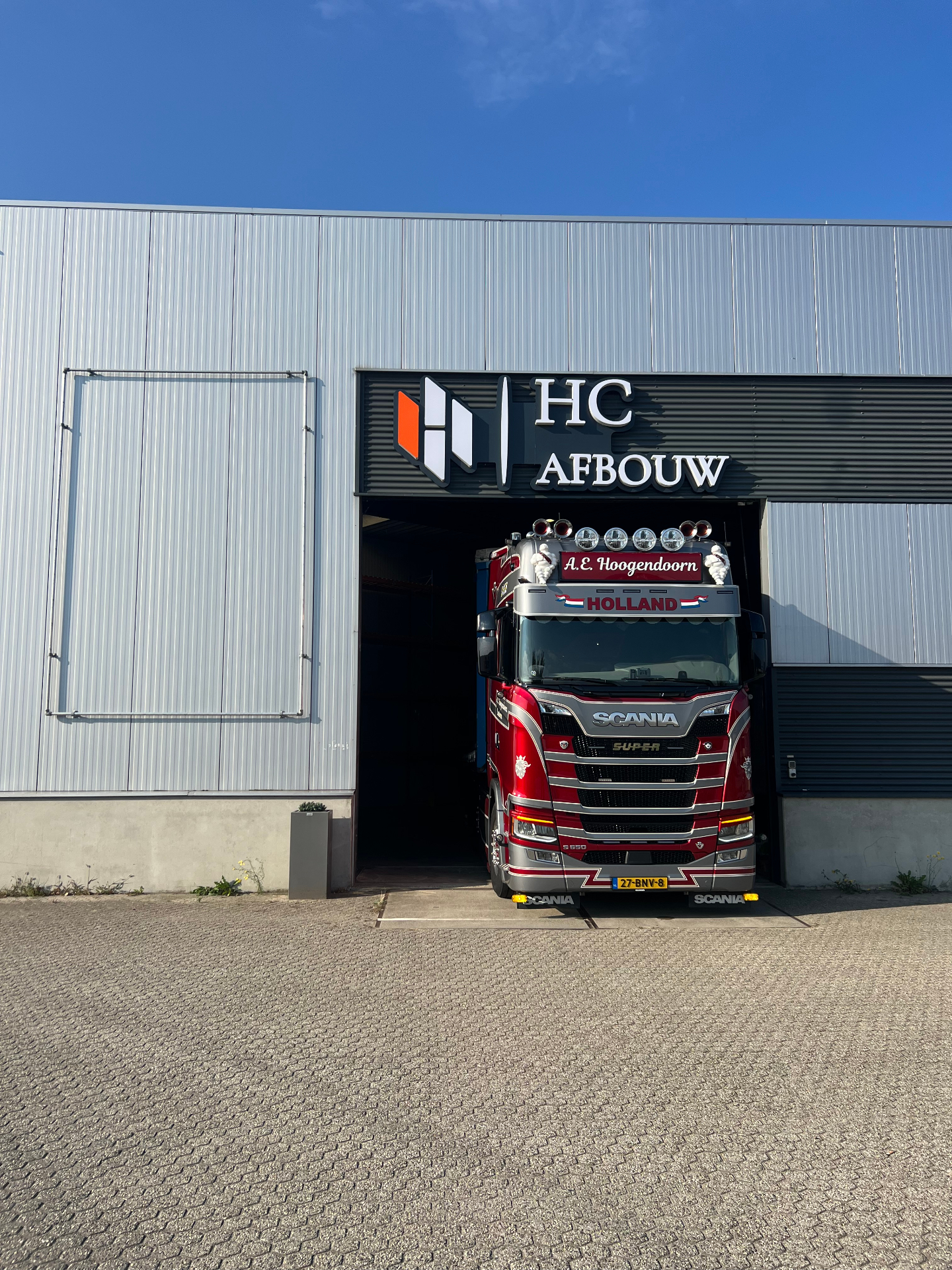 Vooraanzicht van het bedrijfspand van HC Afbouw aan de Dijkgraaf 18 in Duiven