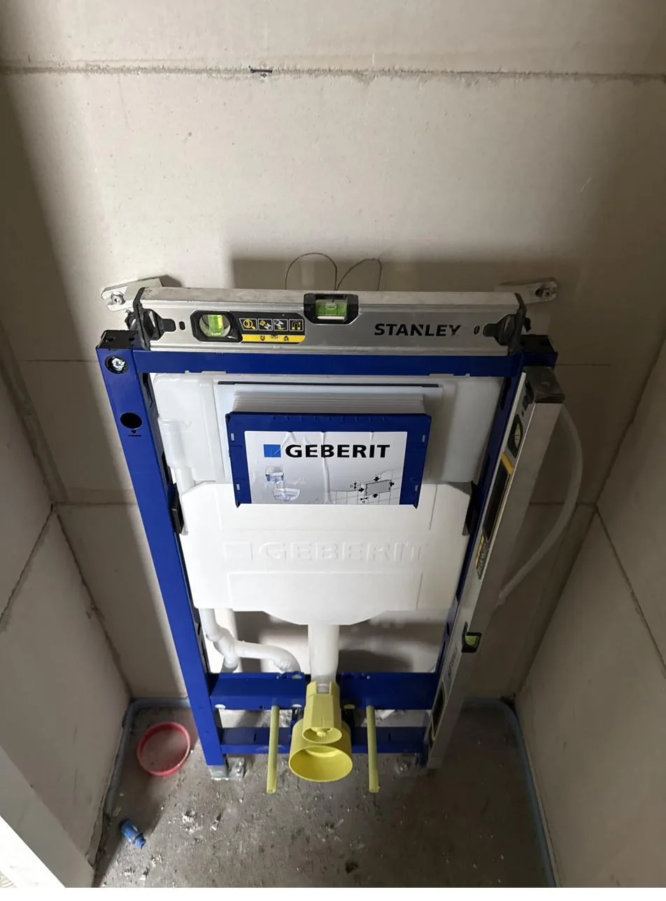 Badkamer renoveren door HC Afbouw: Tegelwerk, waterdichting en detaillering