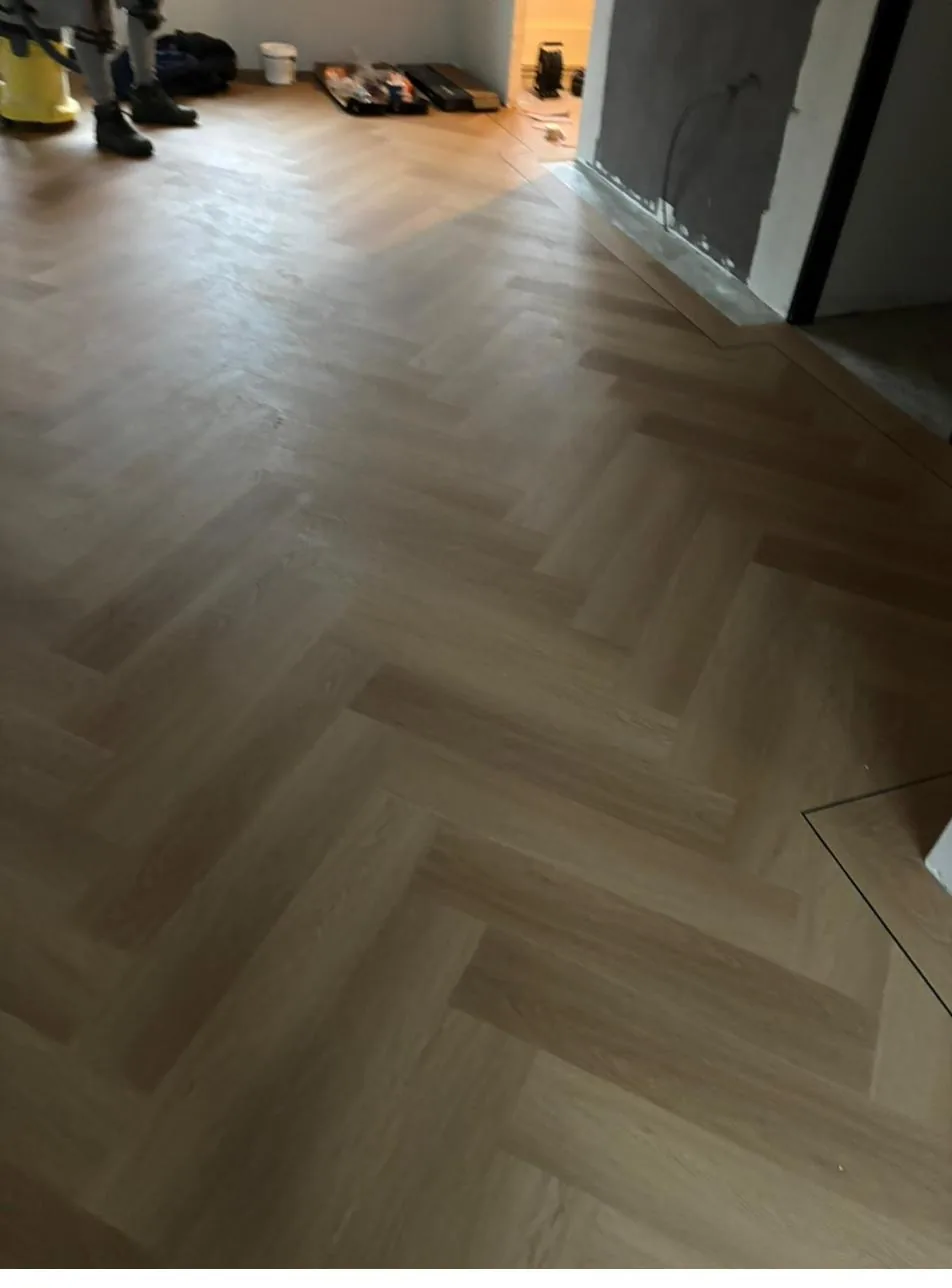 Vloer egaliseren in Arnhem door HC Afbouw: Voorbehandeling, primer en de juiste egaline